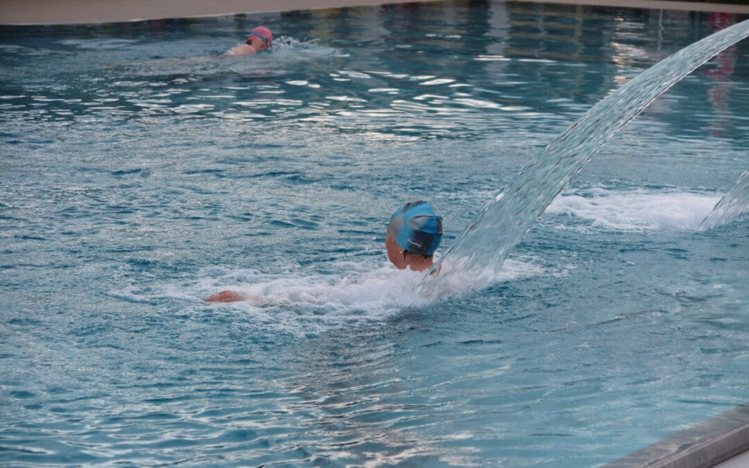 Glückseliges Schwimmen
